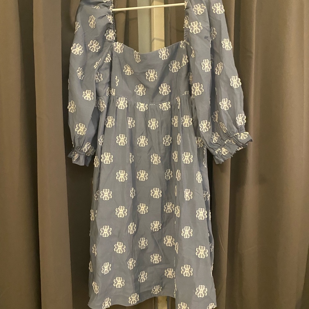 Beautiful floral puffy sleeve off the shoulder dress.